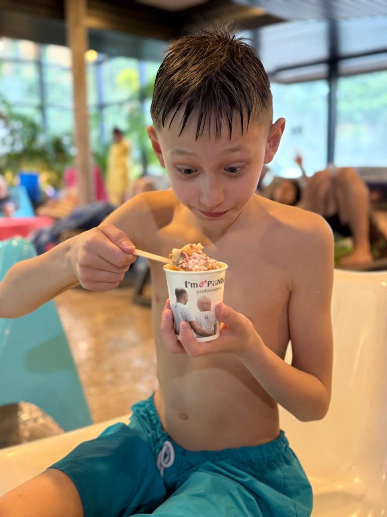 Kind mit Dessert im Panda-Becher